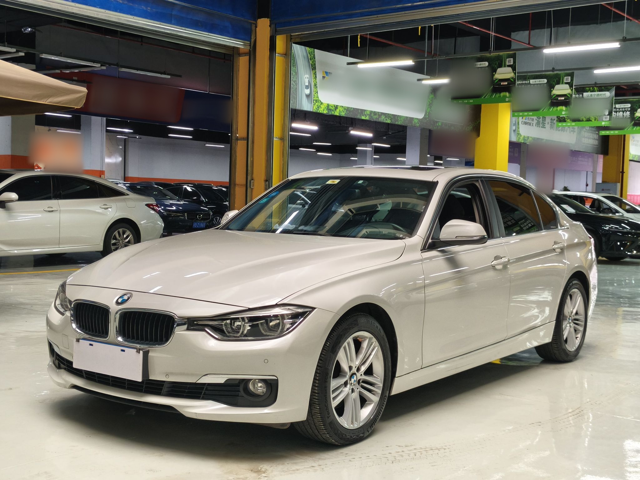 Unter der Vorderseite des Autos