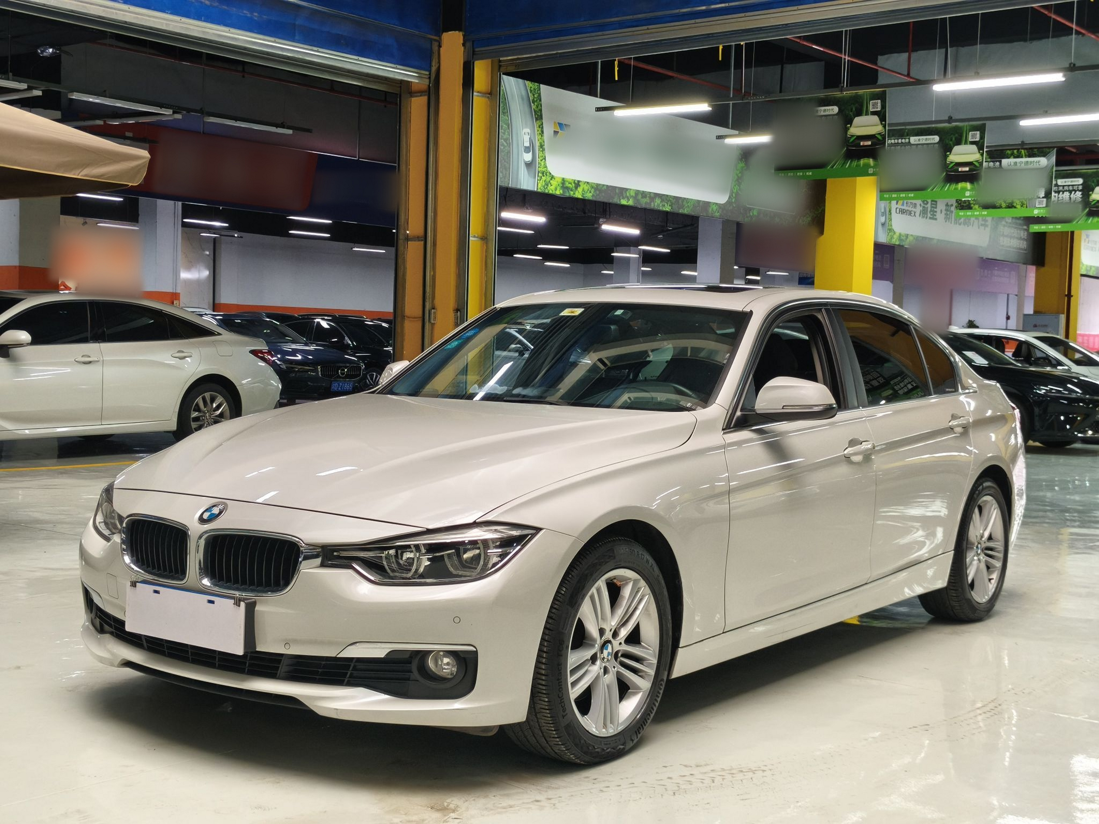 Unter der Vorderseite des Autos