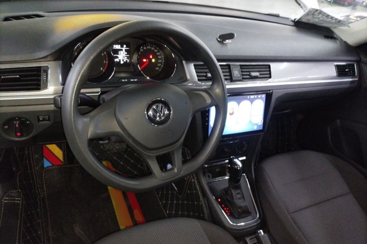 Used Volkswagen Bora 2017 1.6L Automatic Fashion Model Center Console