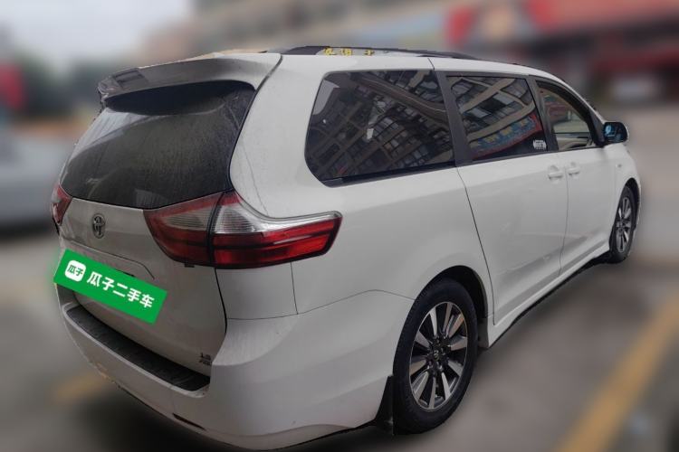 Used Toyota SIENNA 2018 3.5 Four-Wheel Drive LE Version 7 Seats – Canadian Edition Rear Right 45 Deg