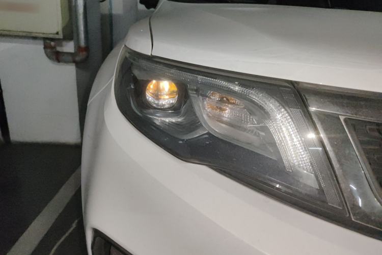 Used Geely Auto Emgrand X7 Sport 2018 1.8TD Automatic All-Wheel-Drive ZhiZun Model with 4G Connectivity Right Front Headlight