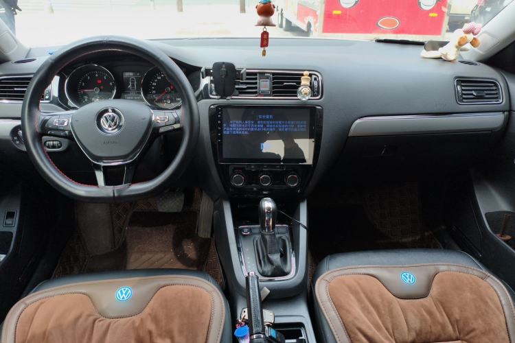 Used Volkswagen Sagitar 2018 280TSI DSG Comfort Model Center Console