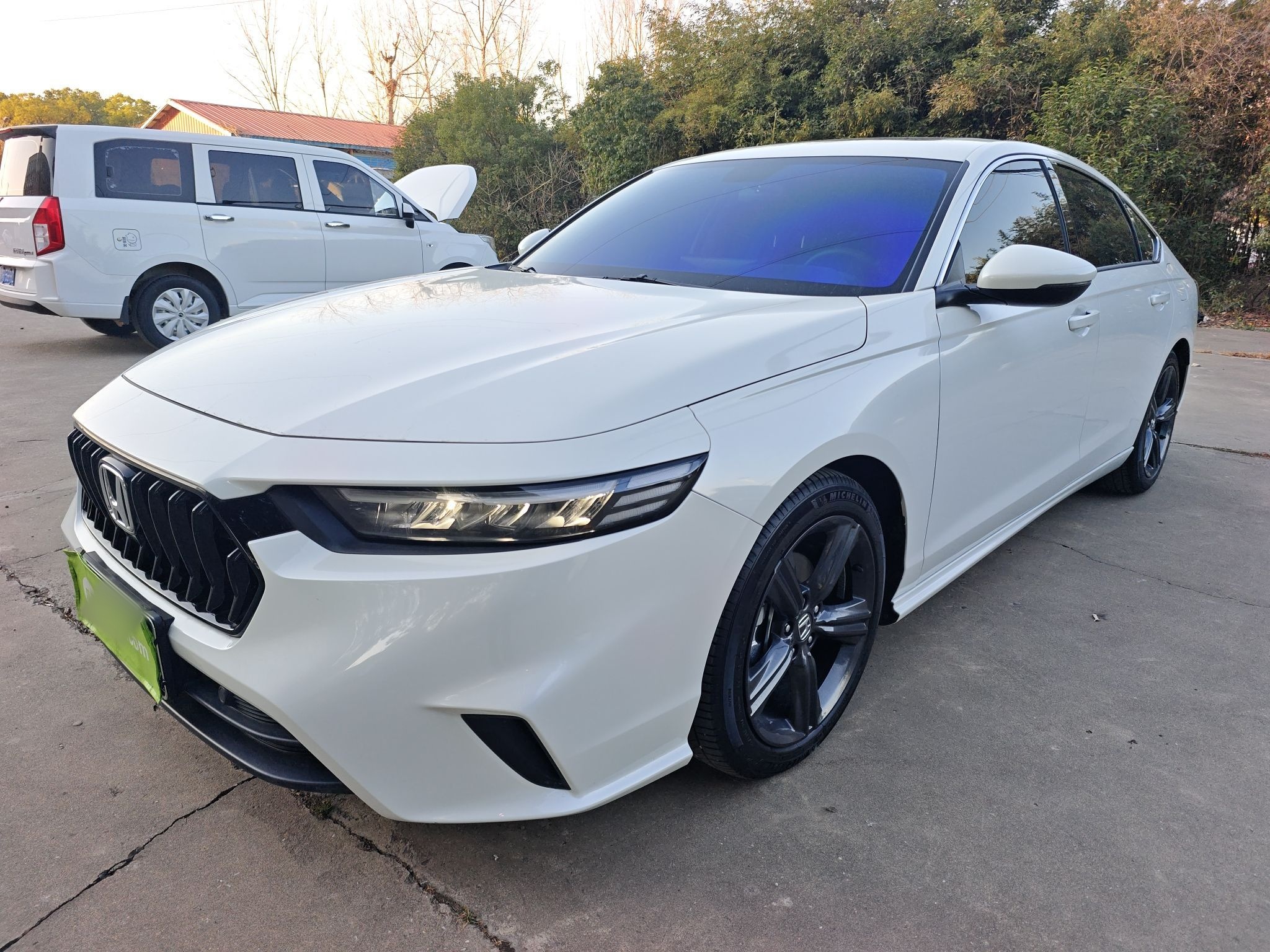 تحت مقدمة السيارة