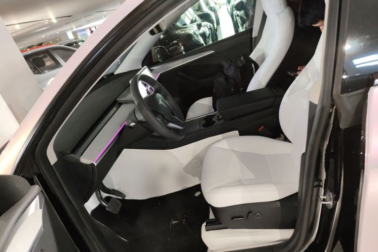 Used Tesla Model Y 2023 Long-Range All-Wheel-Drive Version
