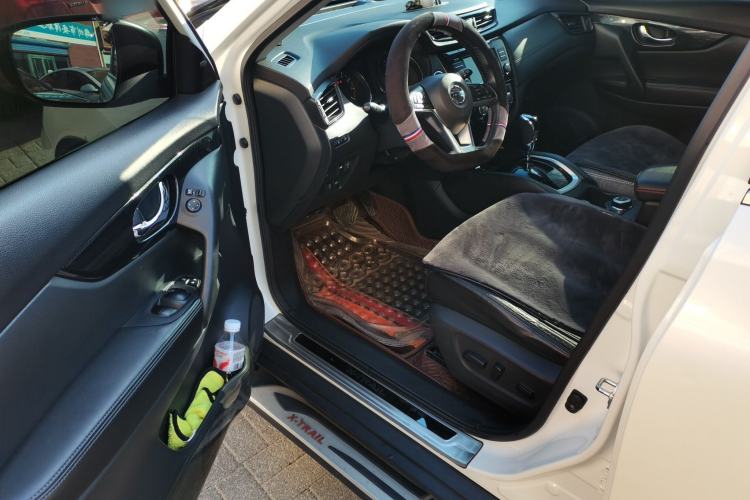 Used Nissan X-Trail 2017 2.5L CVT Luxury Edition 4WD Driver Seat