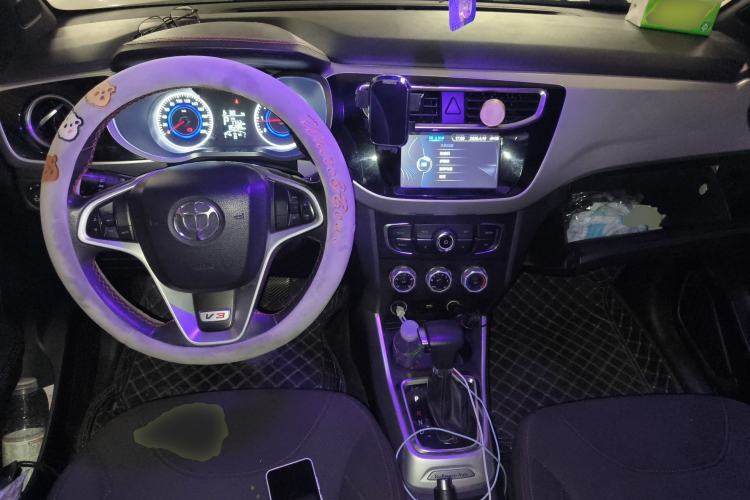 Used Brilliance V3 2015 1.5L Automatic Elite Model Center Console