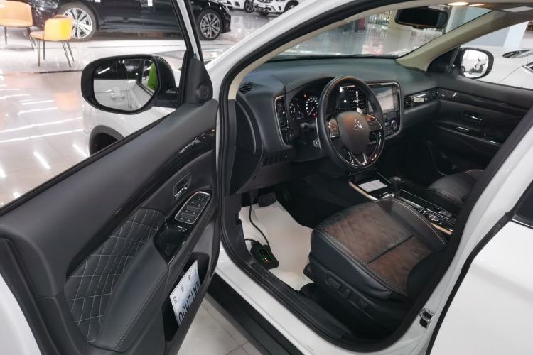 Used Mitsubishi Outlander 2020 2.4L 4x4 Zhi Xiang Edition 7-Seater