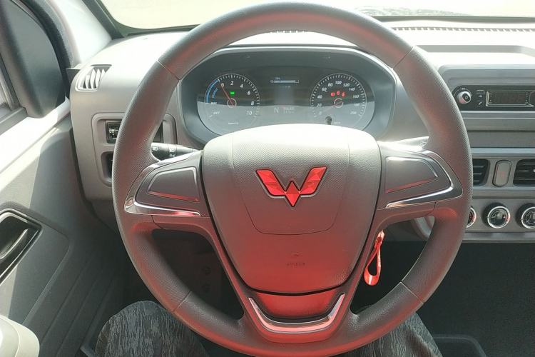 Used Wuling Yangguang 2024 300KM Comfort Version Passenger Van 75kW
