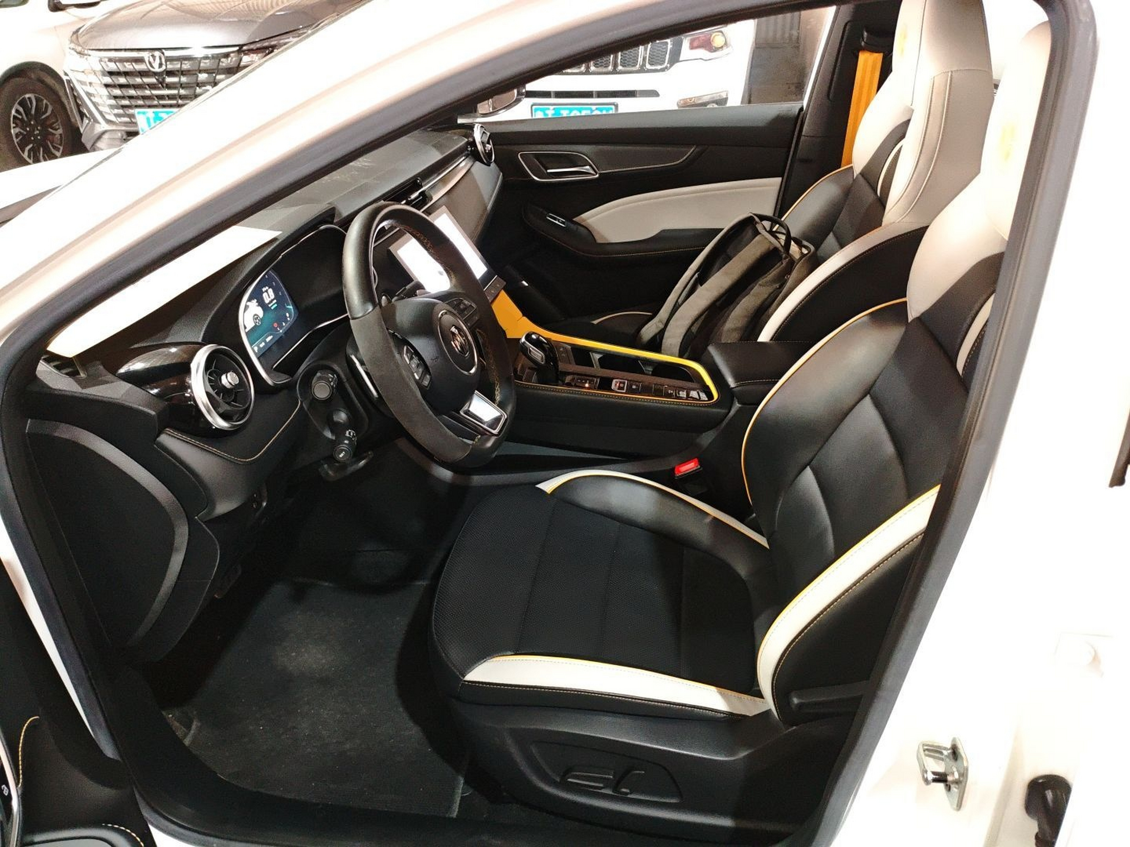 Переднее сиденье в автомобиле