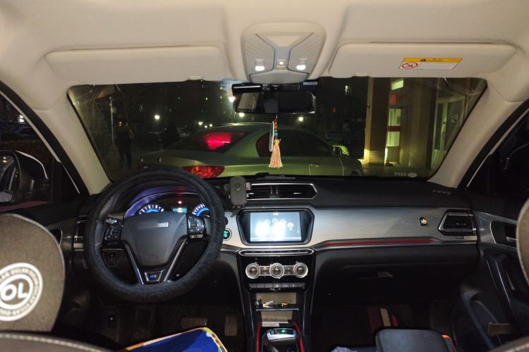 Used Haval H2 2018 Chuanxiang Edition Blue Badge 1.5T Dual-Clutch Two-Wheel Drive Fashionable Model Center Console