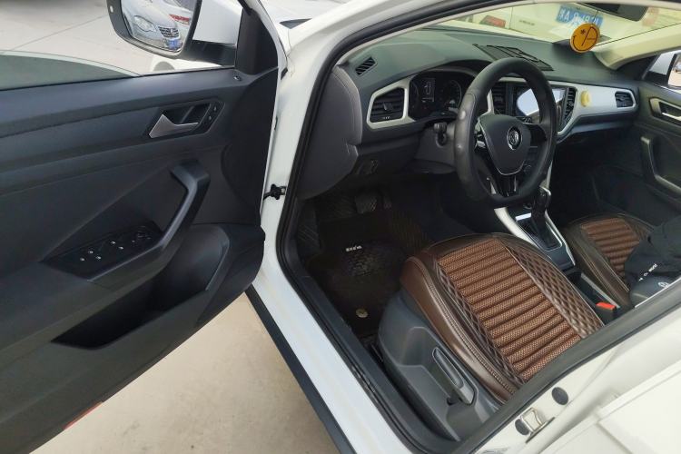 Used Volkswagen T-ROC 2019 230TSI DSG Two-Wheel Drive Fashion Edition China VI Standard Driver Seat