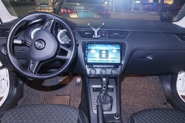 Used Skoda Octavia 2018 1.6L Automatic Luxury Edition Center Console