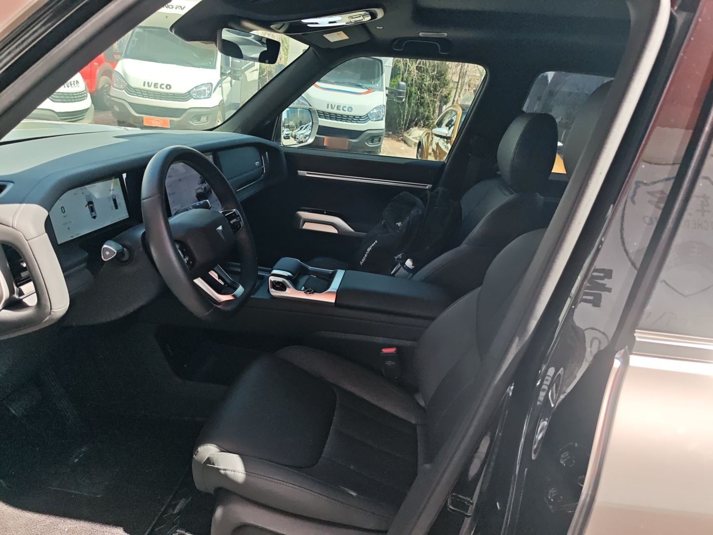 المقاعد الأمامية داخل السيارة