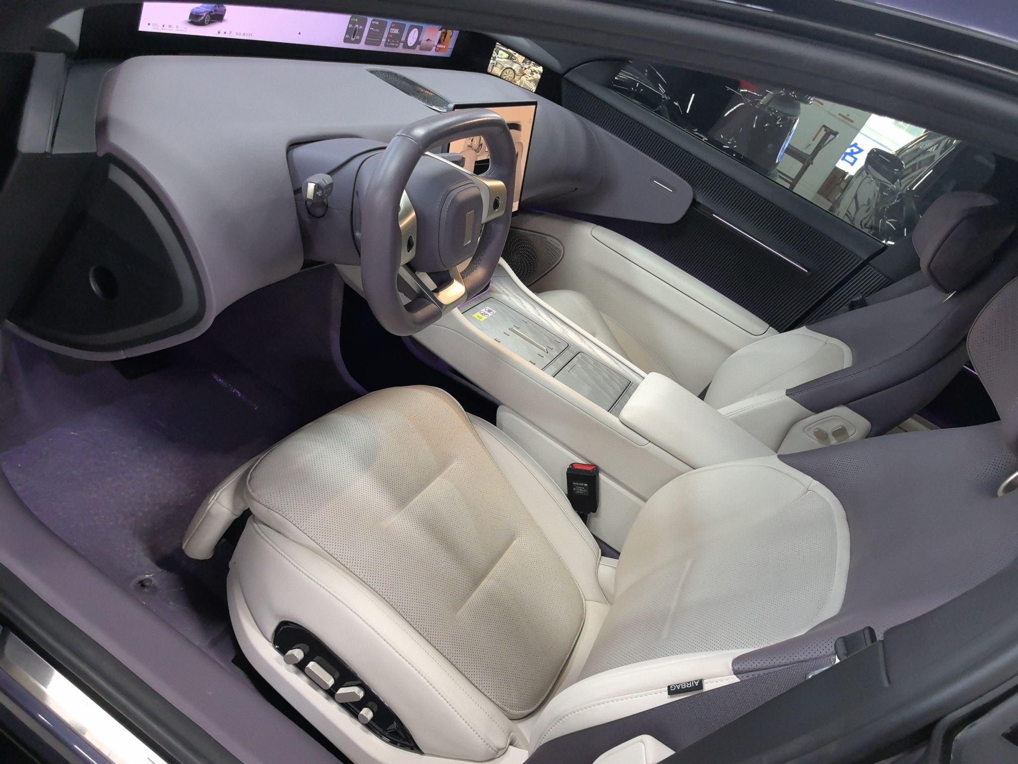 المقاعد الأمامية داخل السيارة