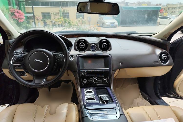Used Jaguar XJ 2012 XJL 3.0 Panoramic Business Edition Center Console