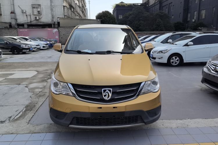 Used Baojun 730 2014 1.5L manual standard trim 7 seats Front