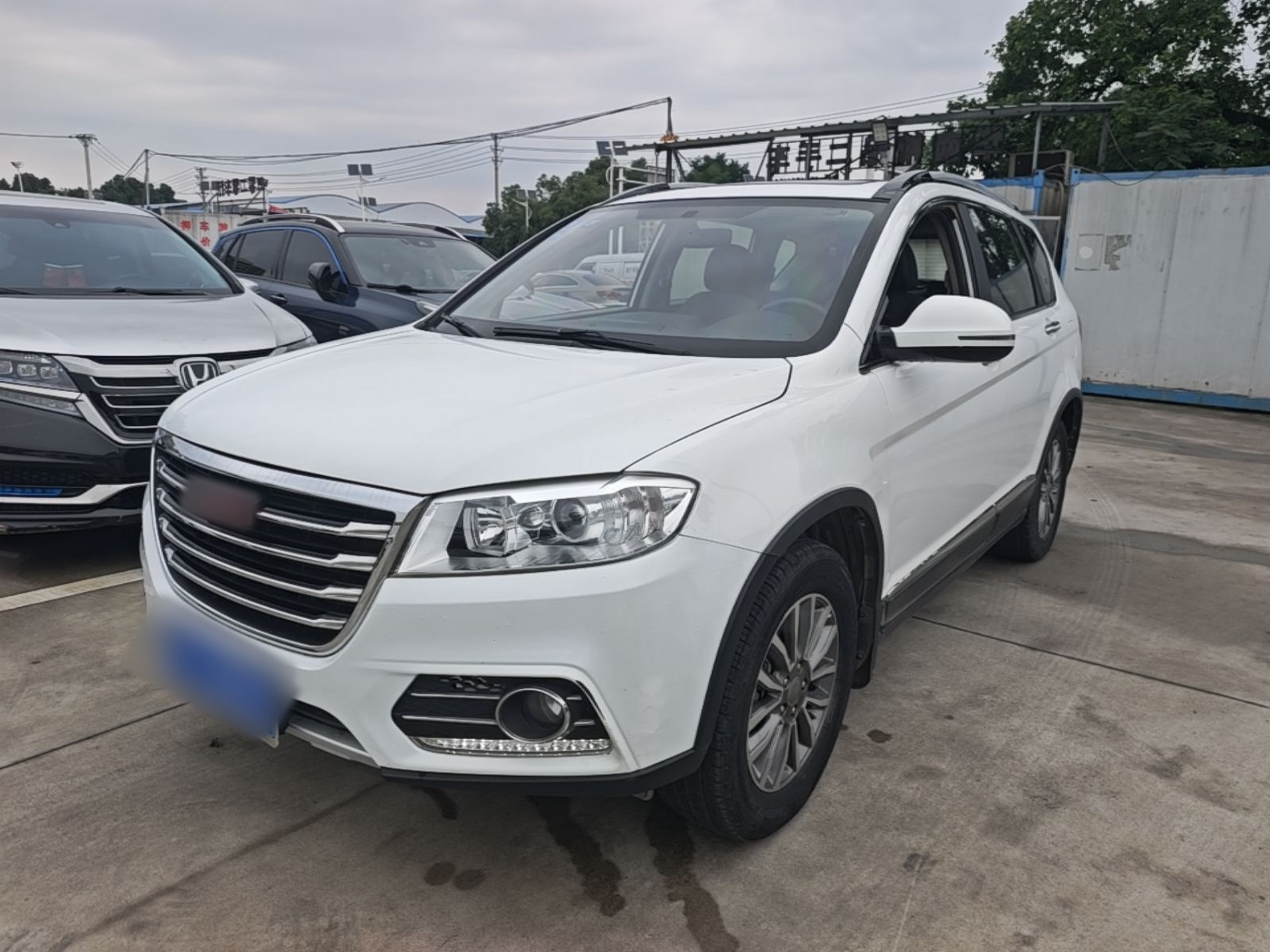 Под передней частью автомобиля