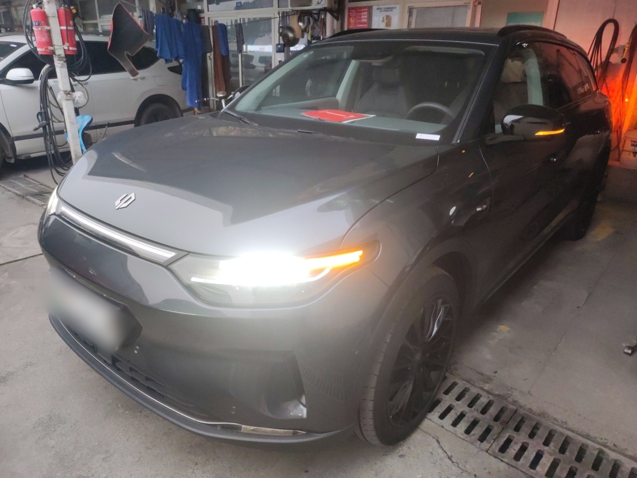 تحت مقدمة السيارة