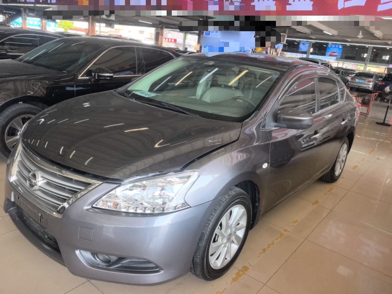 تحت مقدمة السيارة