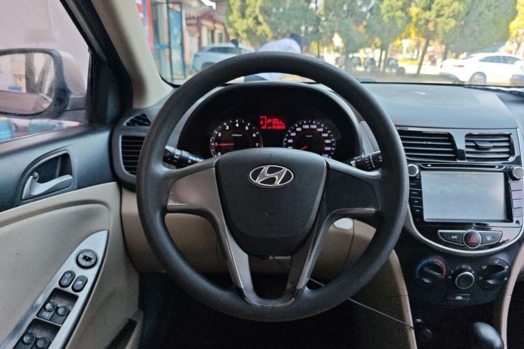 Used Hyundai Verna (older generation) 2014 1.4L Automatic Leading-Edge GLX Steering Wheel