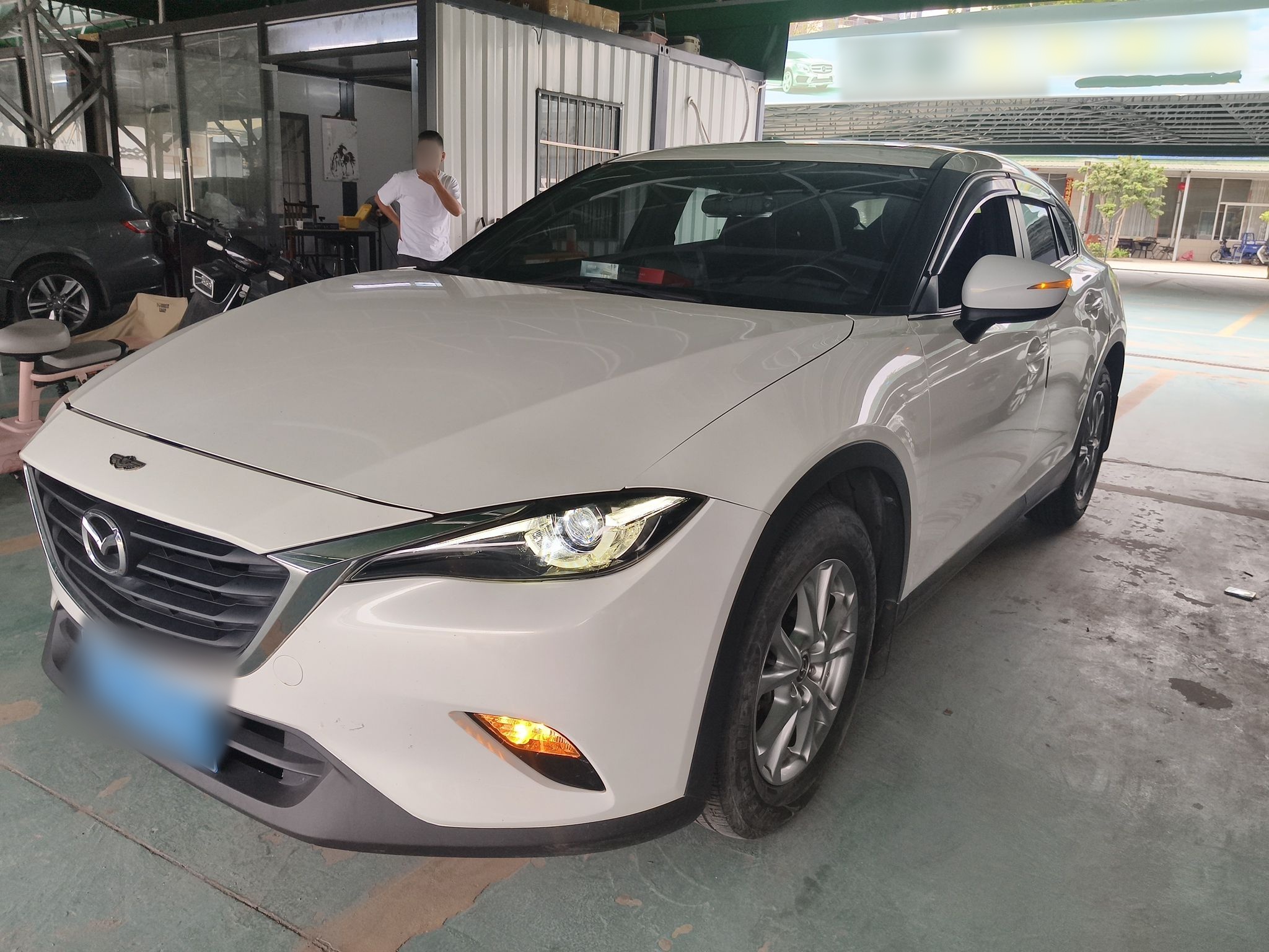 تحت مقدمة السيارة