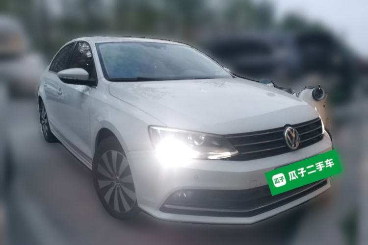 Used Volkswagen Sagitar 2015 230TSI Automatic Luxury Model Front Right 45 Deg