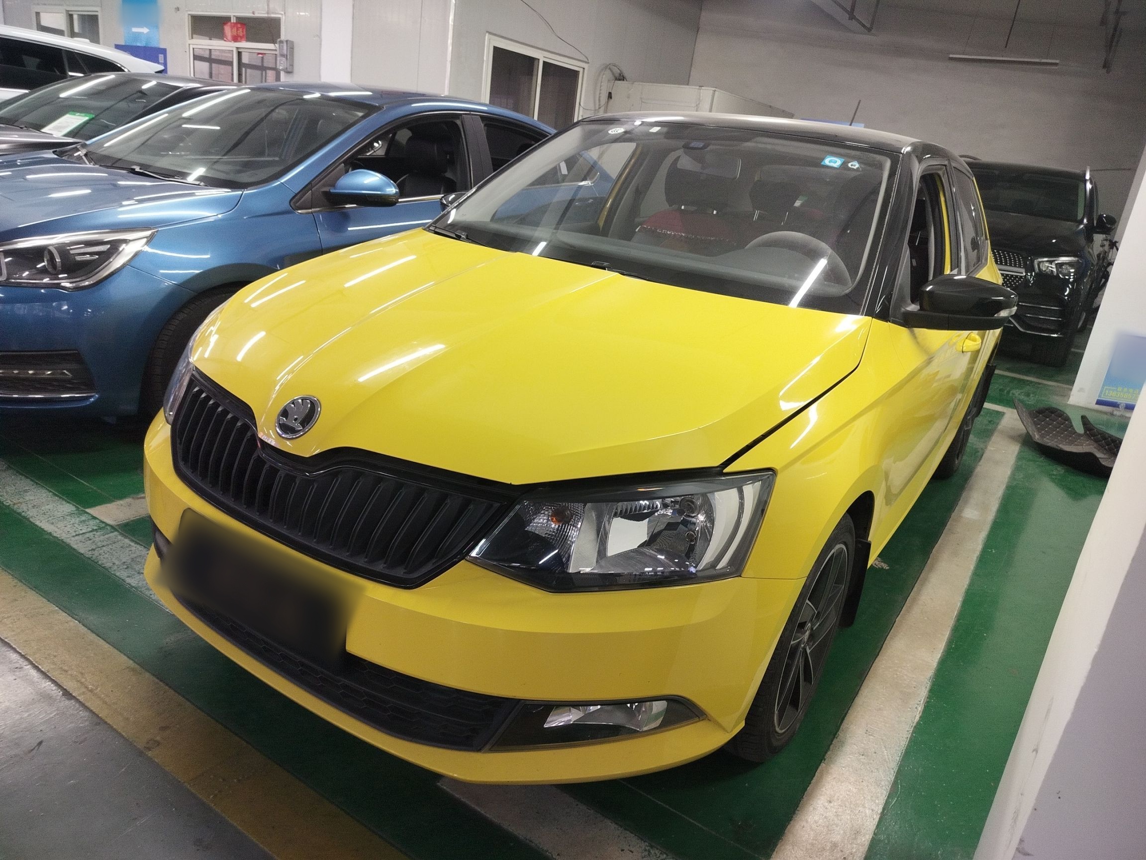 تحت مقدمة السيارة