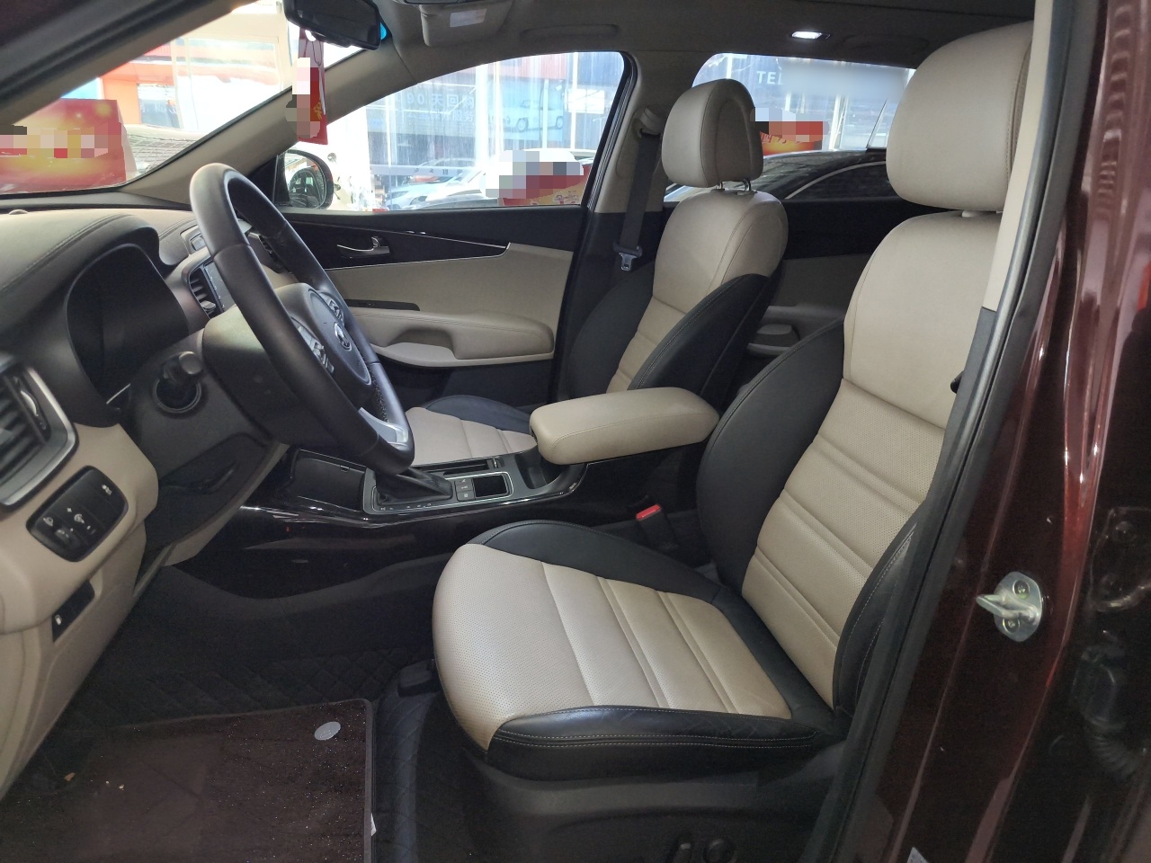 المقاعد الأمامية داخل السيارة