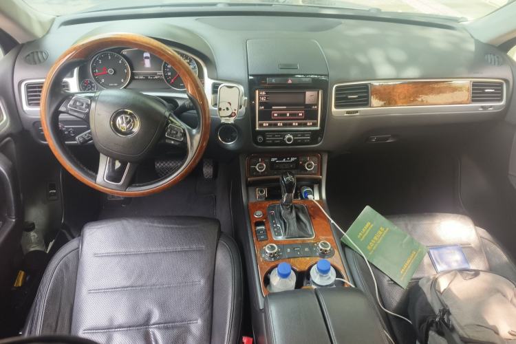 Used Volkswagen Touareg 2011 3.0 TDI Diesel High-End Model Center Console