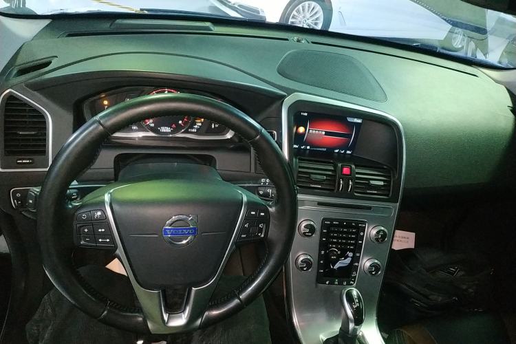 Used Volvo XC60 2017 T5 AWD Smart Upgrade Edition Center Console