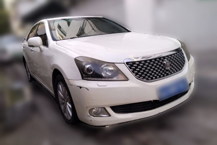 Used Toyota Crown 2011 2.5L Royal Special Edition with Leather and Sunroof Front Right 45 Deg