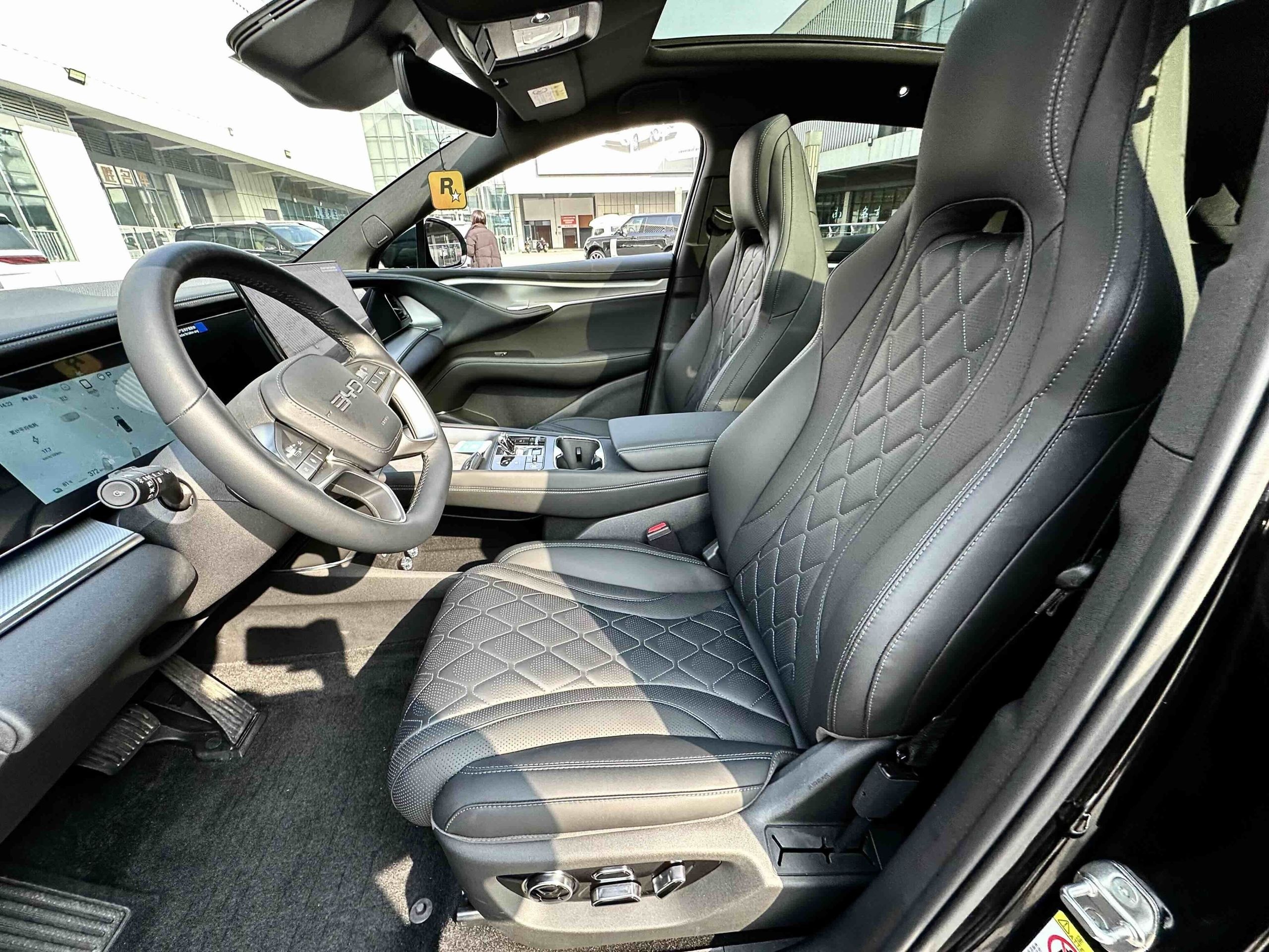 المقاعد الأمامية داخل السيارة