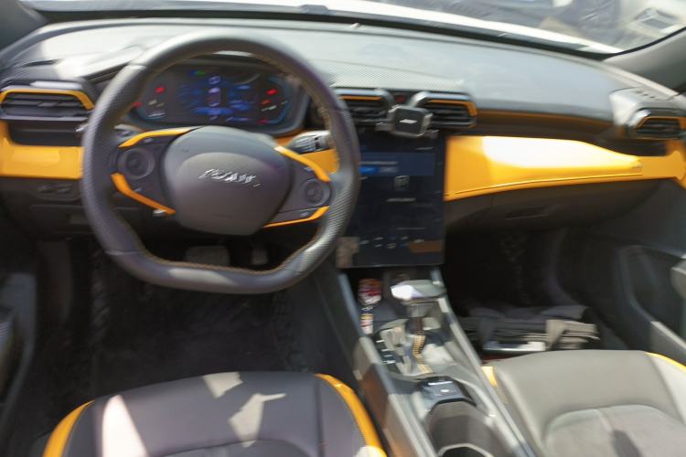 Used Dongfeng Aeolus Yixuan 2023 Mach Edition 1.5T Automatic Pursuit Rider Version Center Console