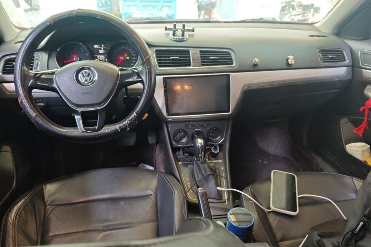 Used Volkswagen Gran Lavida 2015 1.6L Automatic Comfort Edition Center Console