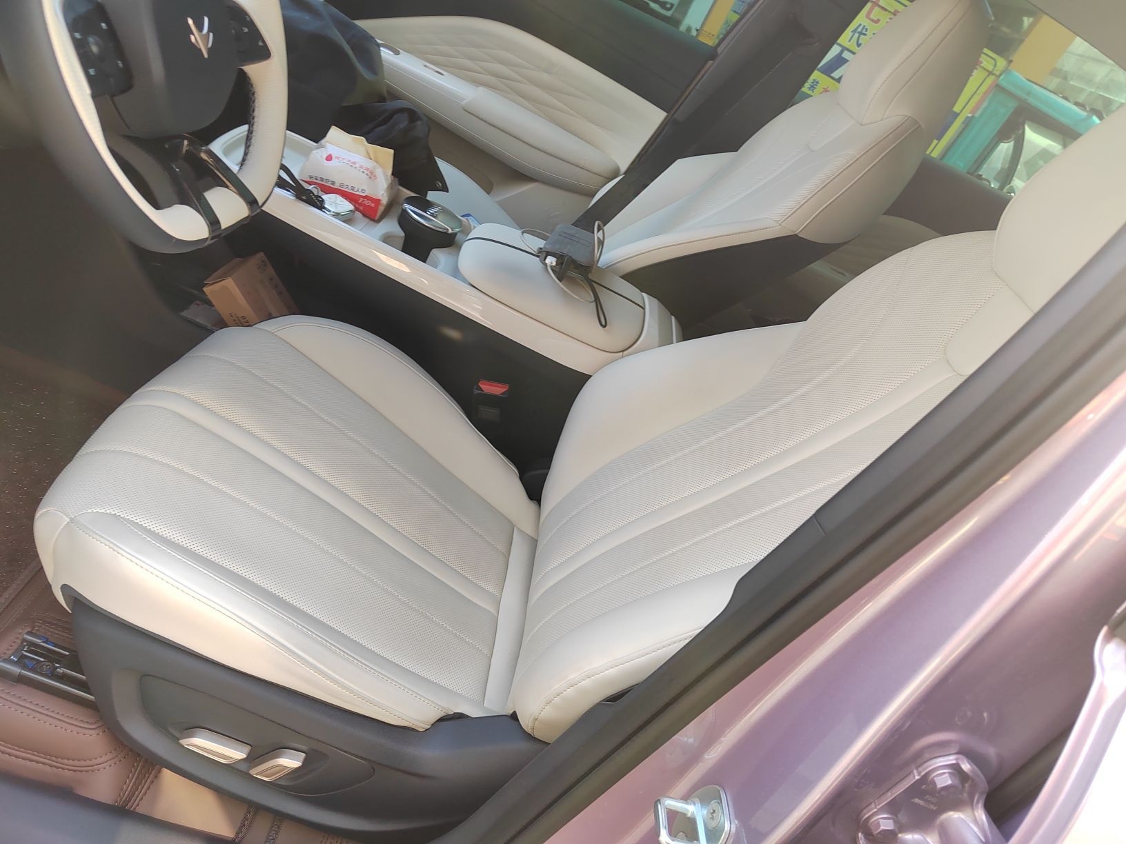 المقاعد الأمامية داخل السيارة