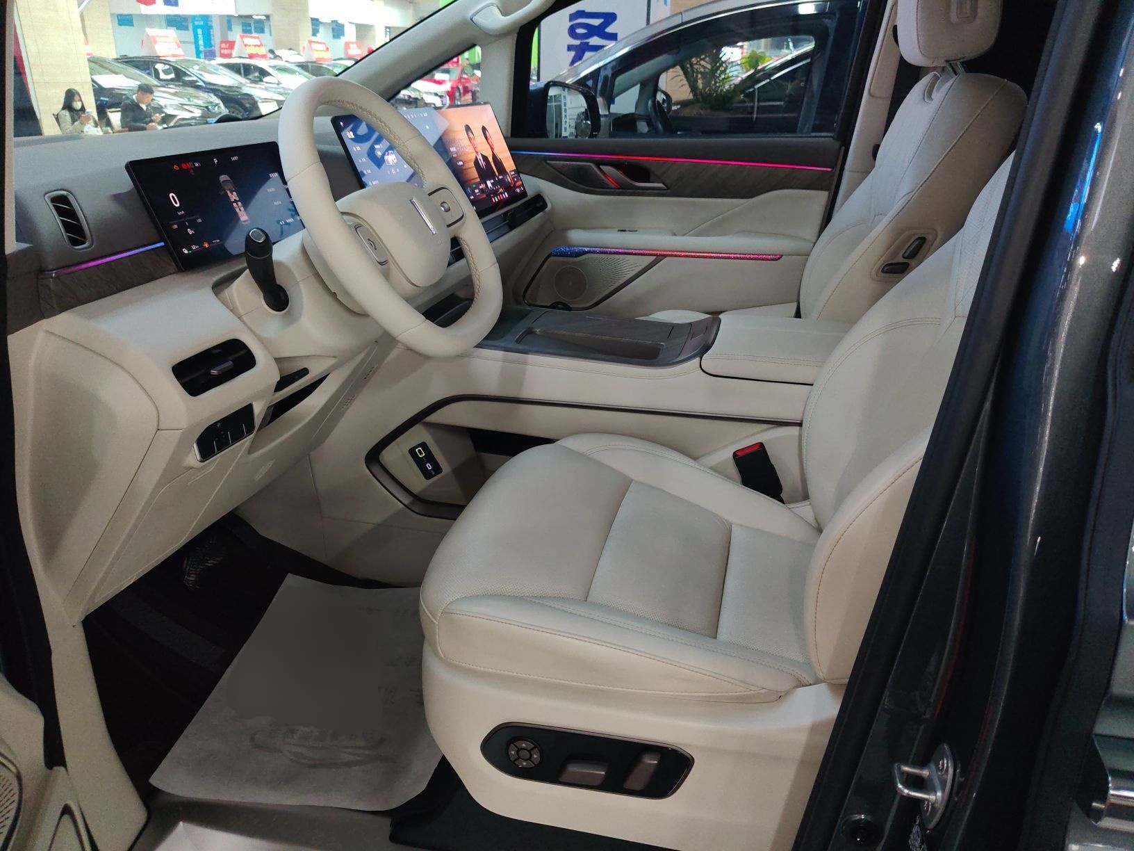 المقاعد الأمامية داخل السيارة