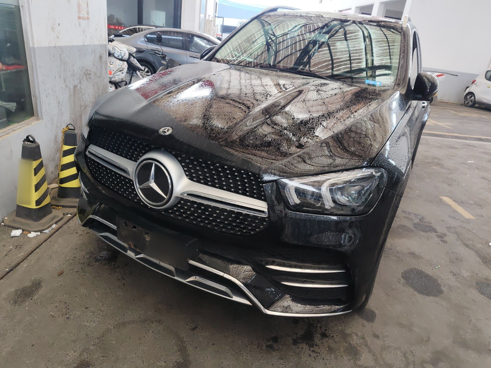 Под передней частью автомобиля