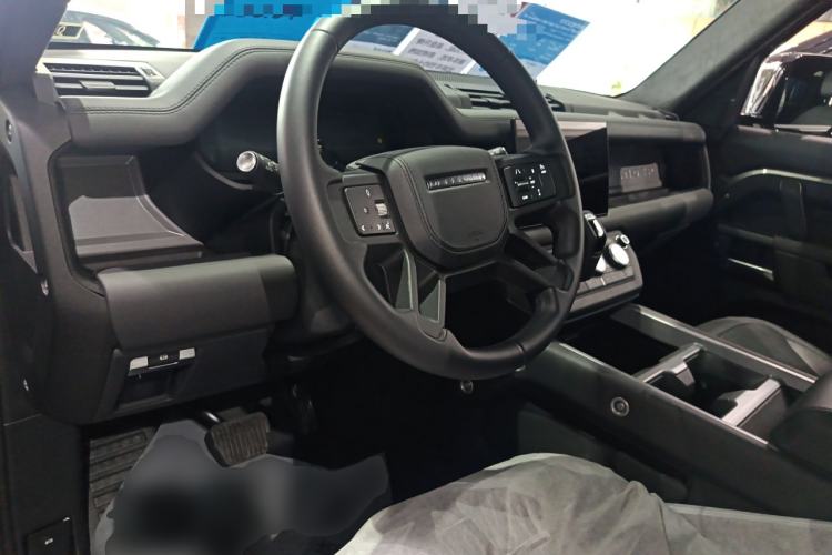 Used Land Rover Defender 2025 110 3.0T P400 – Dynamic HSE Center Console