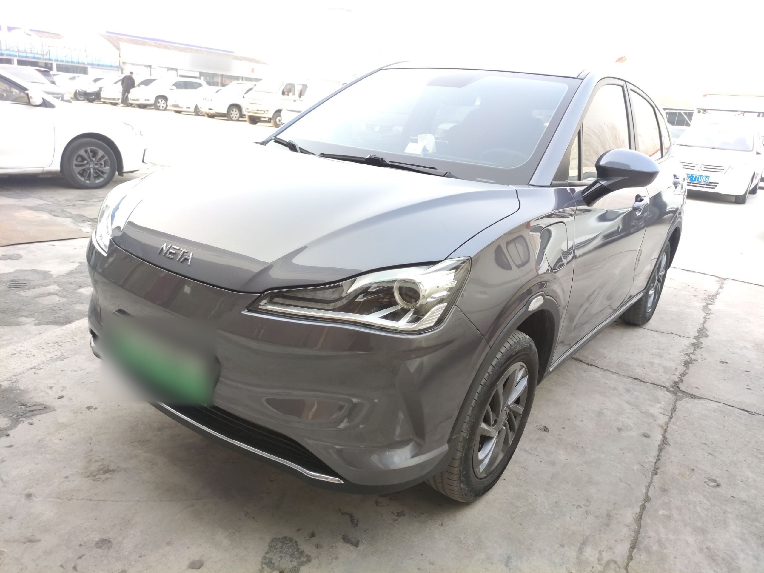 Под передней частью автомобиля