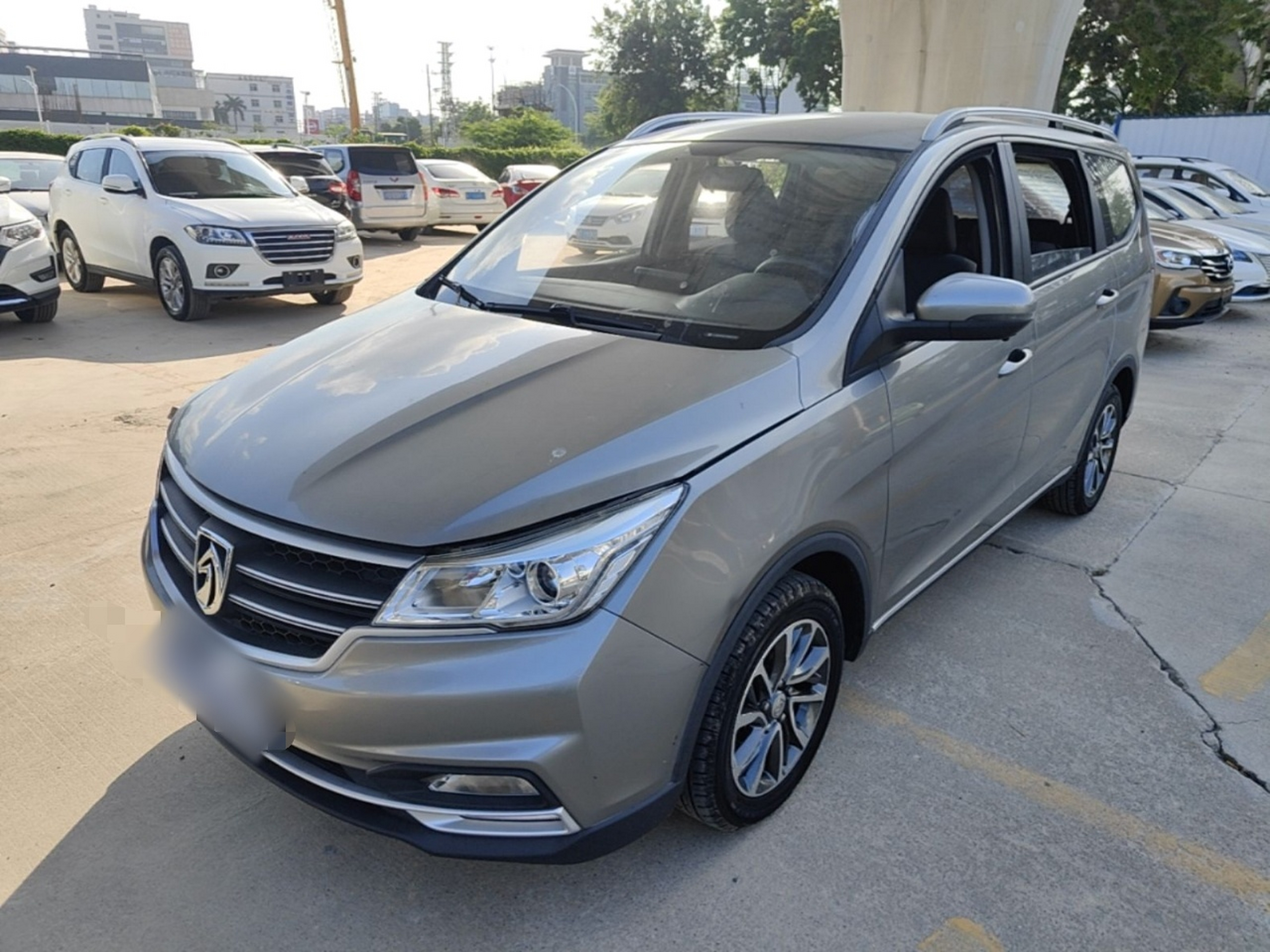 Под передней частью автомобиля