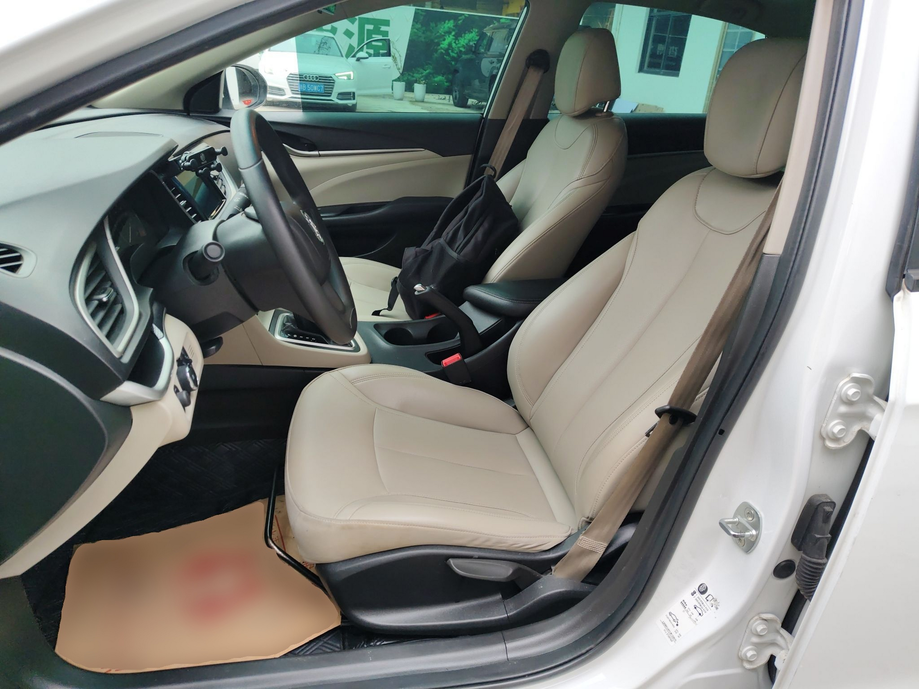 Переднее сиденье в автомобиле