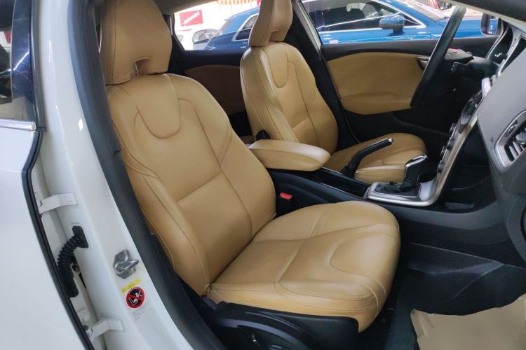 Used Volvo V40 2017 T4 Smart Luxury Edition