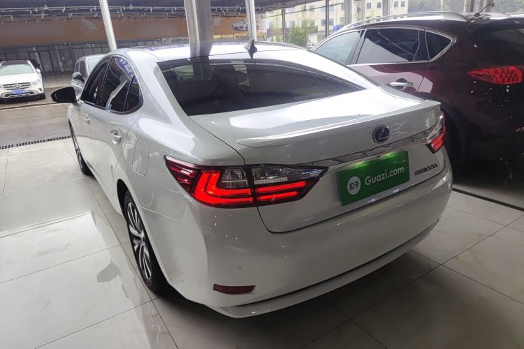 Used Lexus ES 2015 300h Comfort Edition
