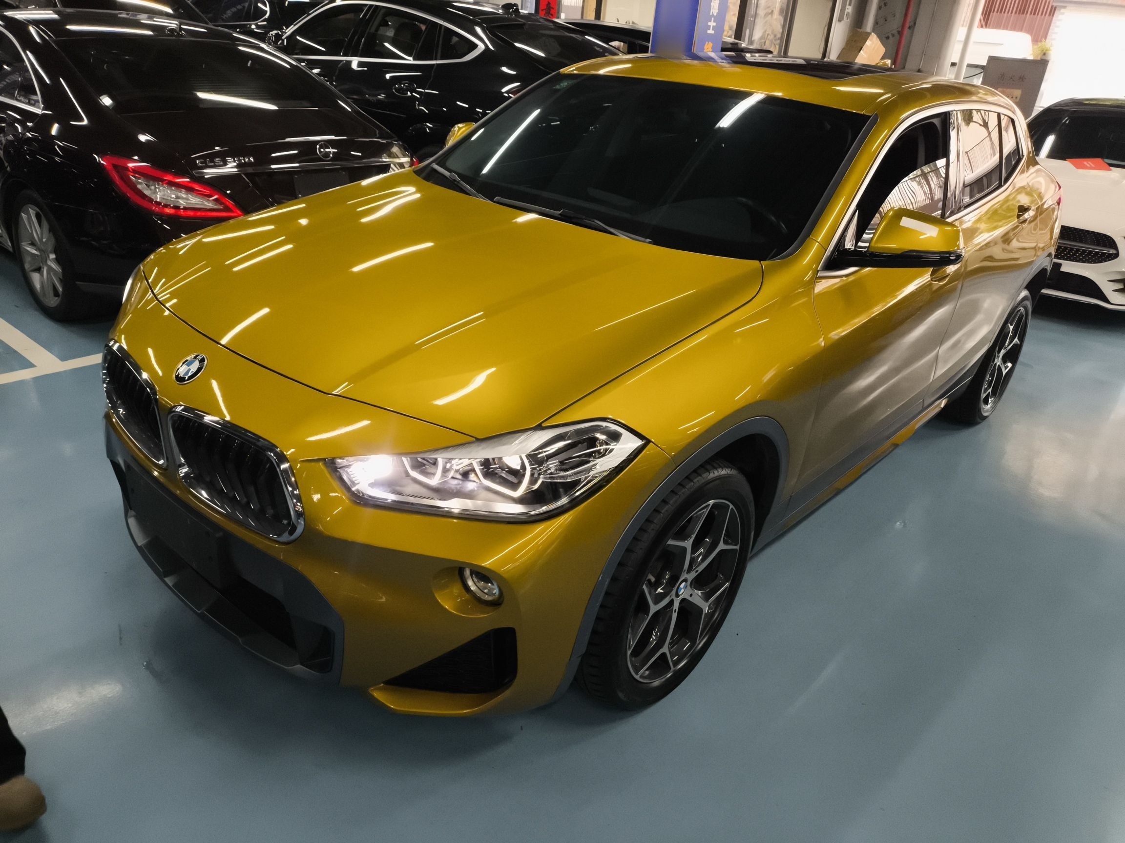 تحت مقدمة السيارة