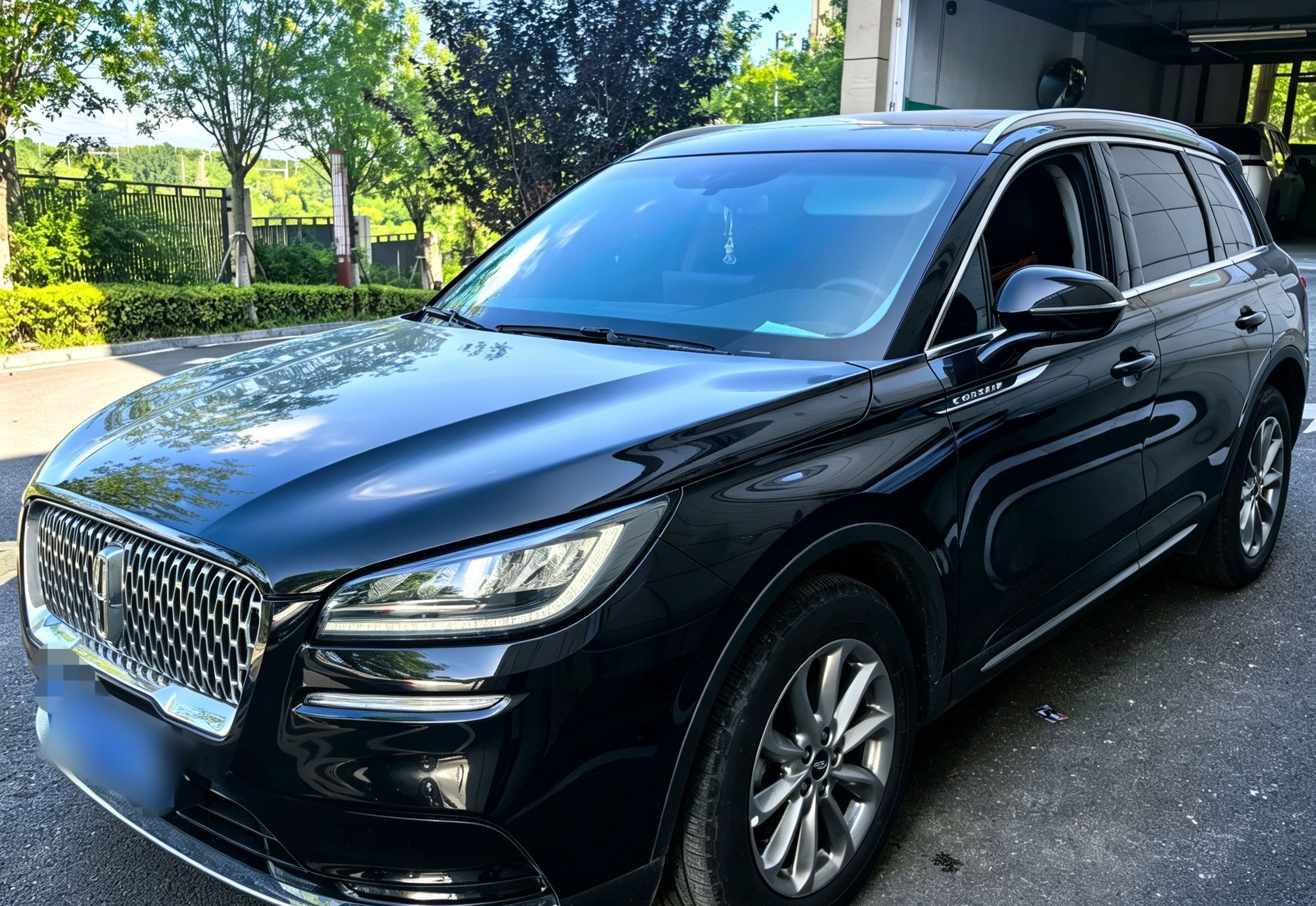 Под передней частью автомобиля