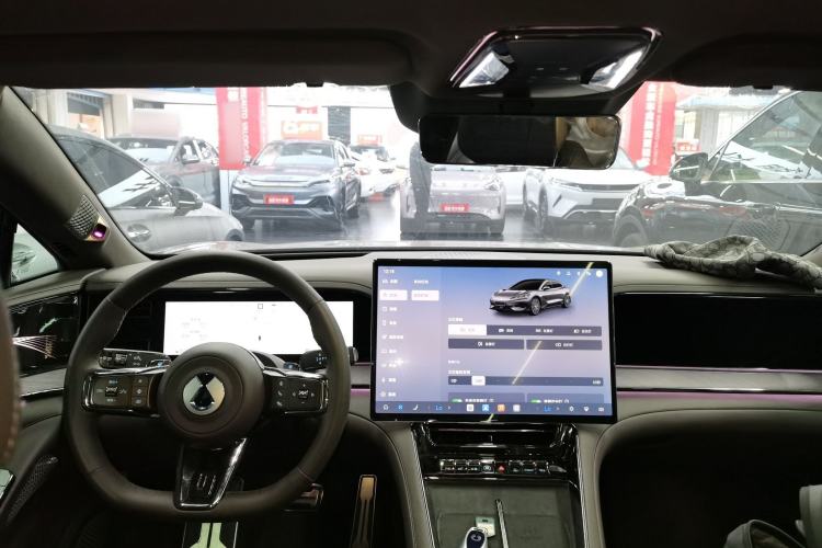 Used Denza Z9 2024 1100 km All-Wheel-Drive Ultra Version Center Console