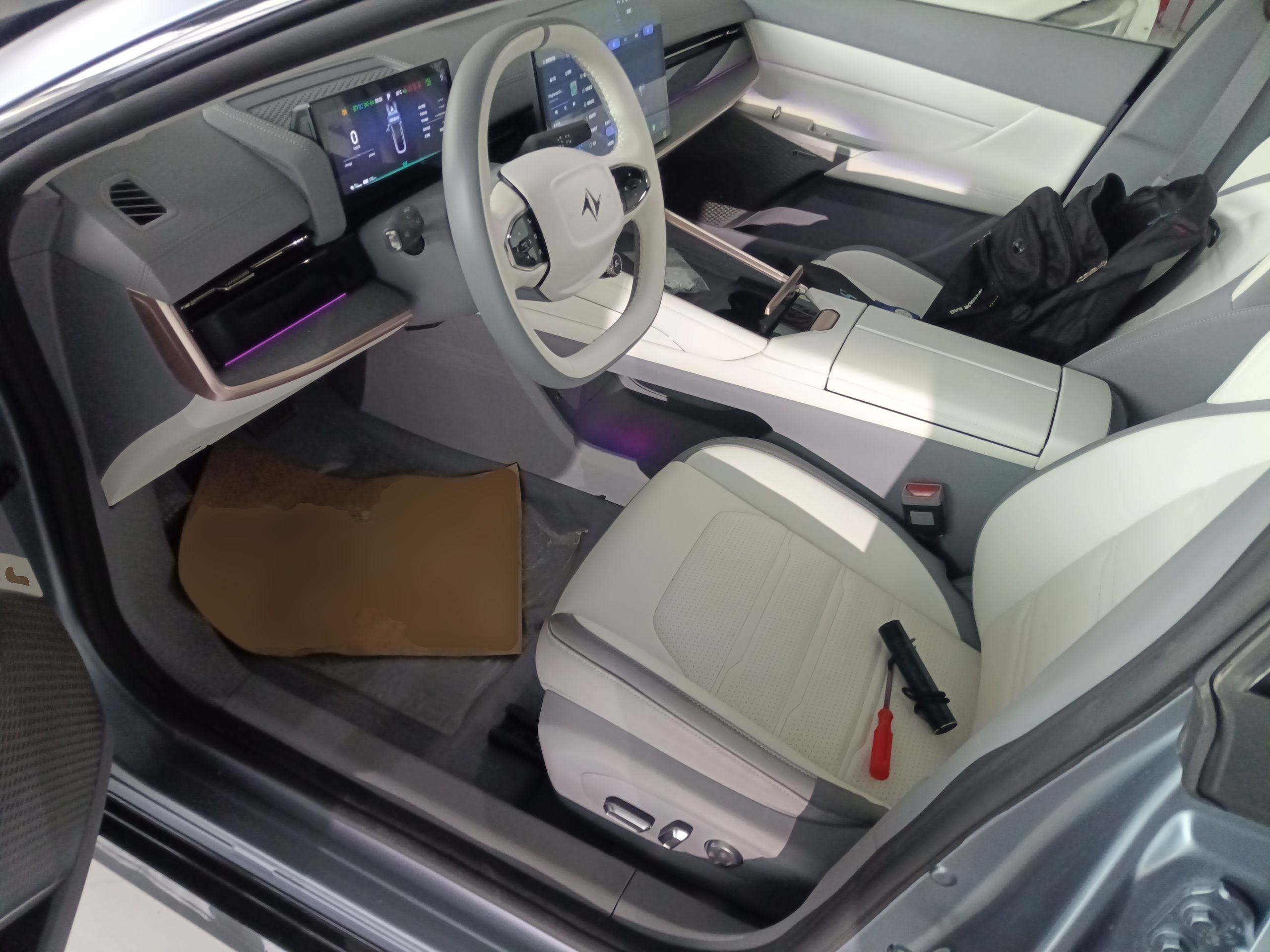 المقاعد الأمامية داخل السيارة