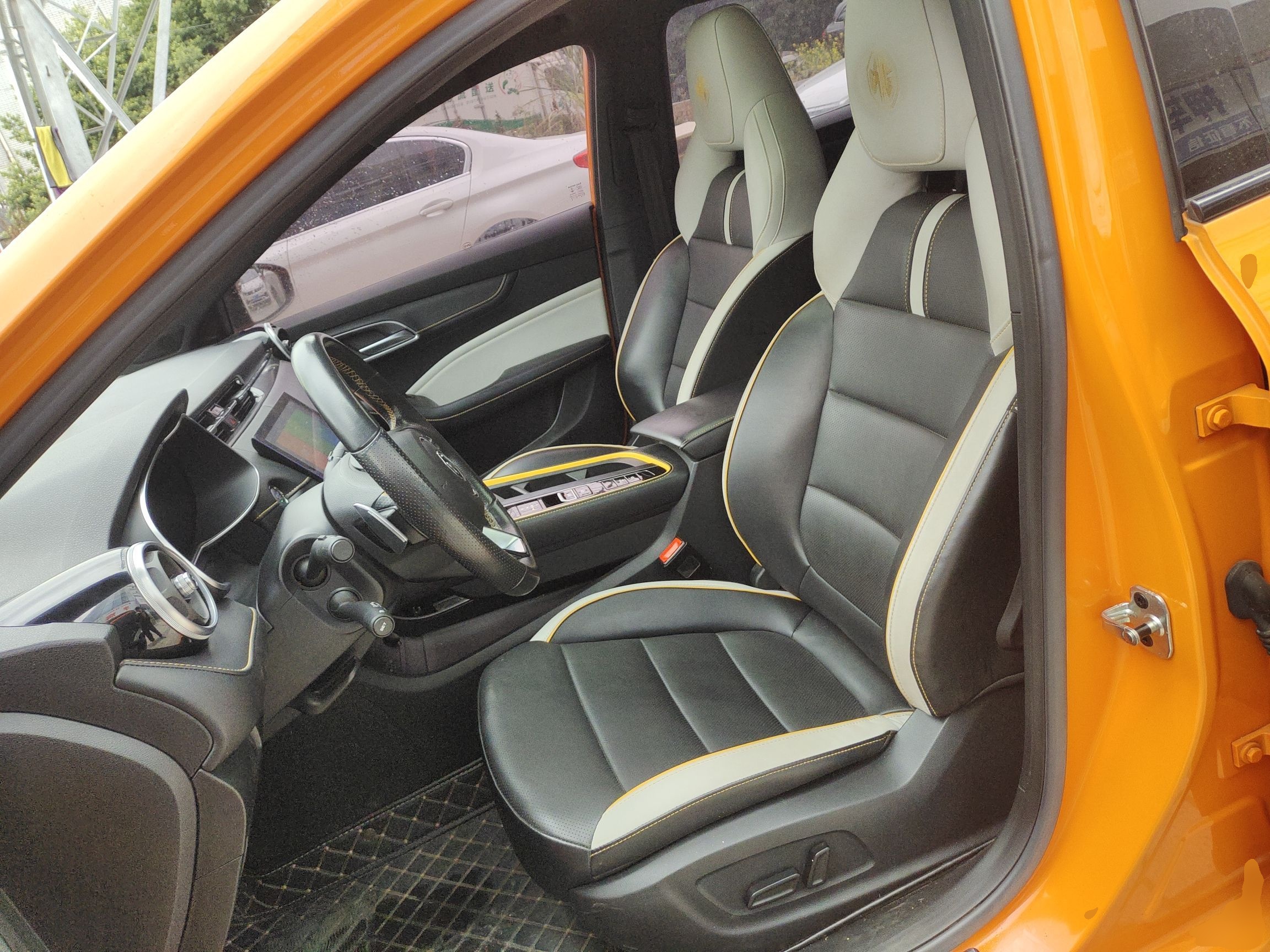 Переднее сиденье в автомобиле