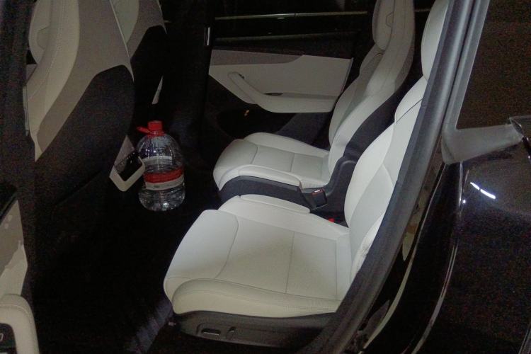 Used Tesla Model Y L 2025 Model Long-Range All-Wheel-Drive Version Interior 4