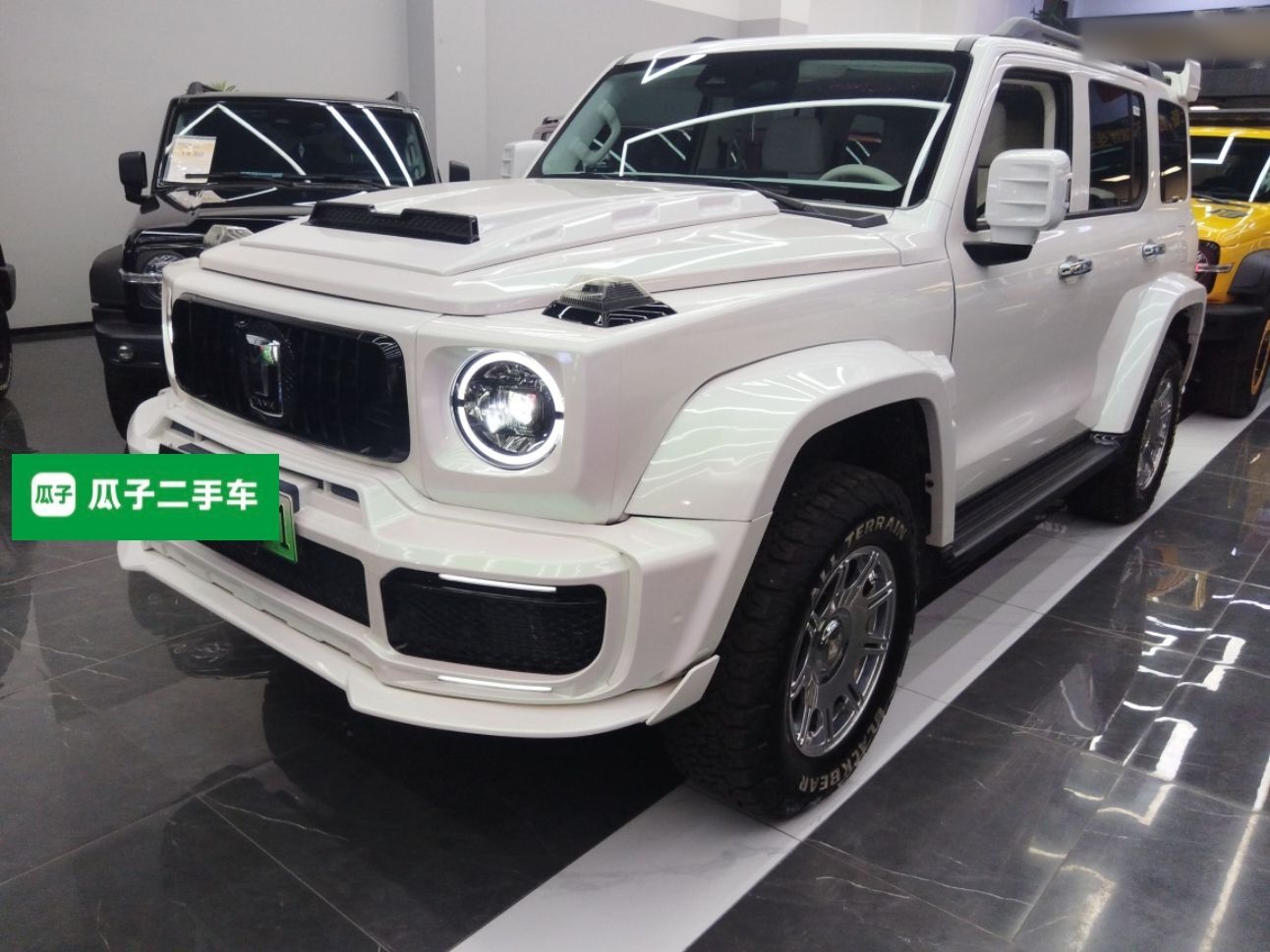 تحت مقدمة السيارة